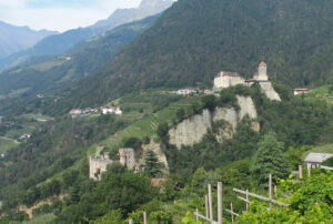 Auf einem schönen Hügel liegt Schloss Tirol.