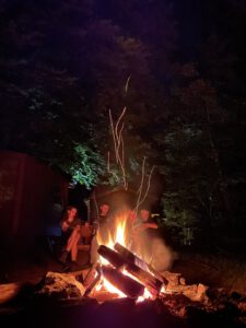 Gemütliches Beisammensitzen bei Lagerfeuer und Stockbrot