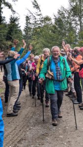 Die Ankunft der 2. Gruppe wird mit einer La-Ola-Welle gewürdigt.