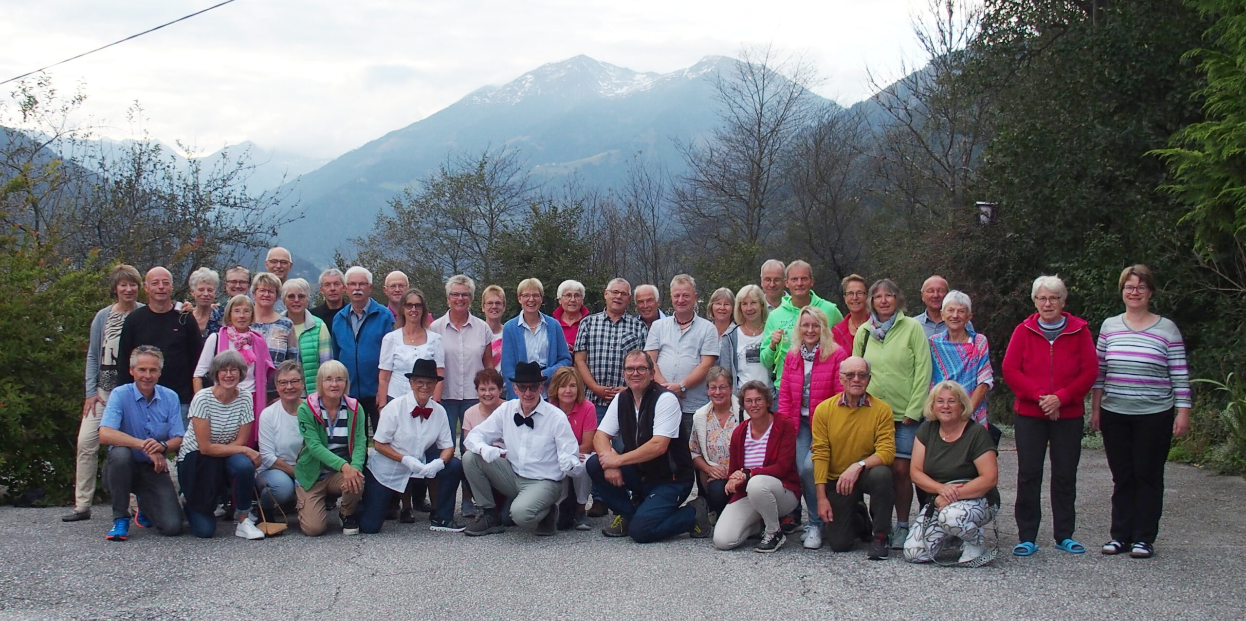 Gruppenbild aller Teilnehmer/innen